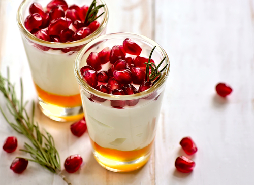 Výroba domácich jogurtov ponúka nespočetné množstvo možností. Čo takto jogurt s granátovým jablkom a medom?